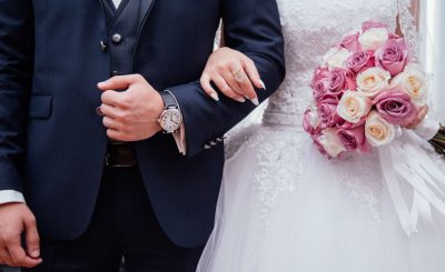 pareja vestidos para una boda